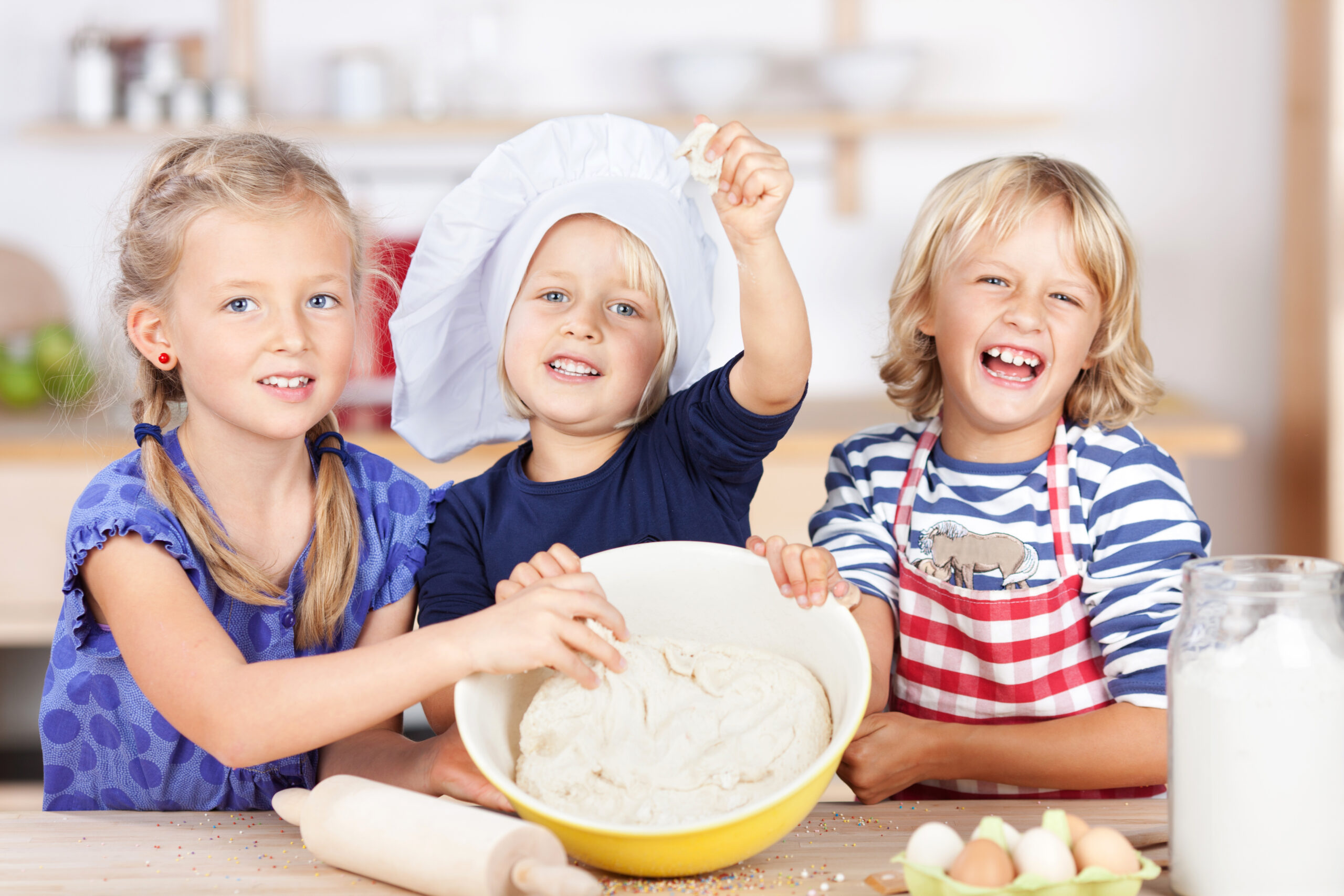 Drei Kinder beim gemeinsamen backen